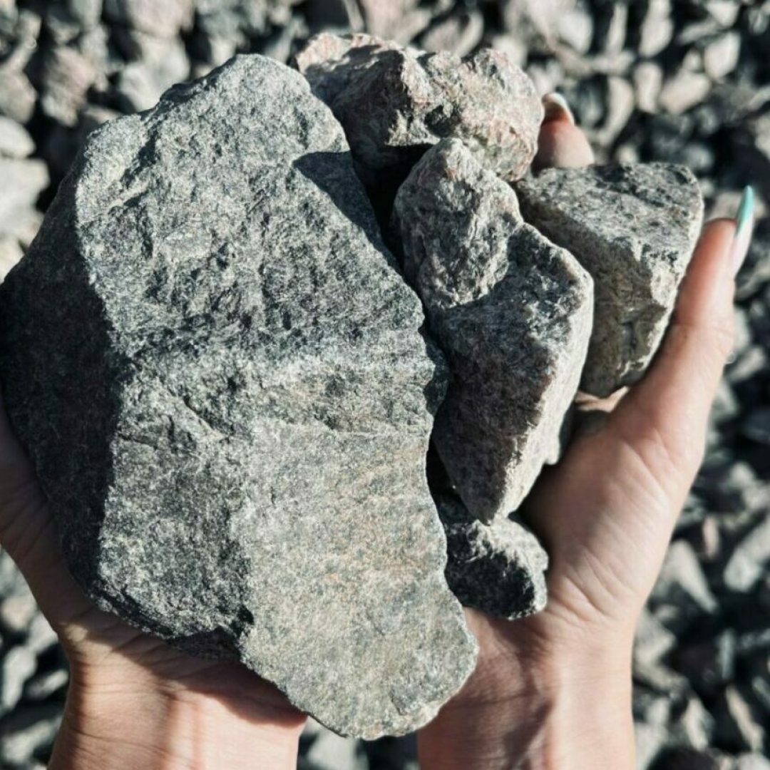 Makadam (sten) i händer